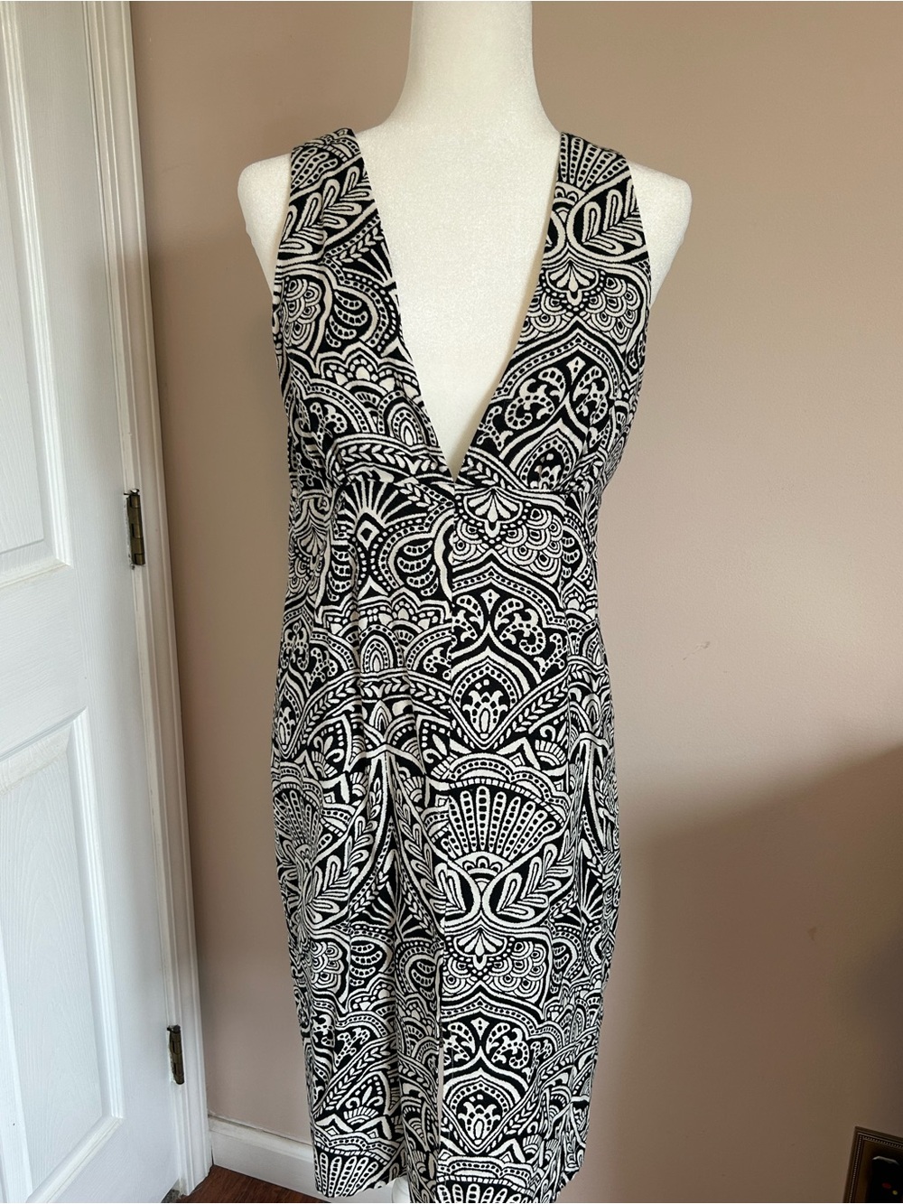 VENUS Black and White Patterned V-Neck Mini Dress